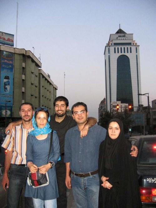 Pe strada Bucharest din Teheran cu cuplul care m-a cazat la inceput, Droppie si Alireza.
